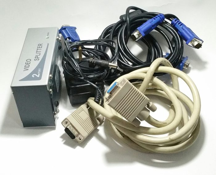 2-Port VGA Video Splitter with 3x VGA Cables & PSU - Image 3