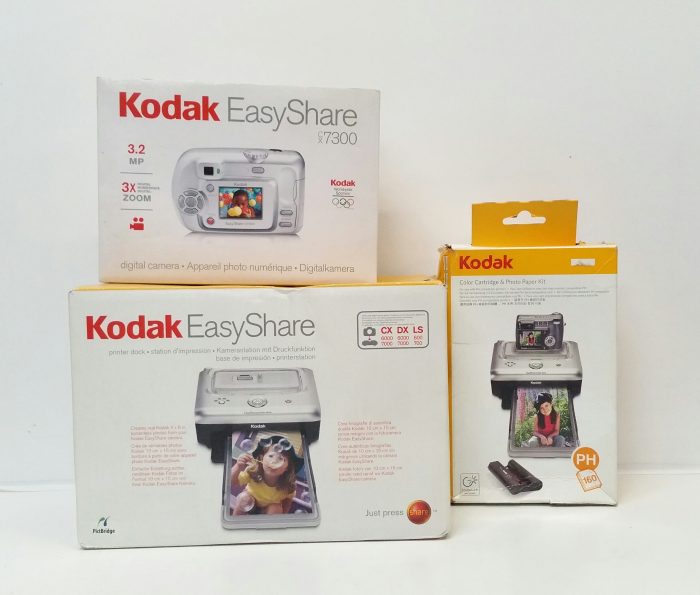 Kodak EasyShare Digital Camera CX7300 + Color Cartridge & Photo Kit + Printing Station +16MB & SD Card - Image 2