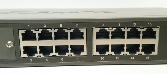 D-Link DES-1016R+ 16-Port 10/100 Fast Ethernet Switch - Image 7