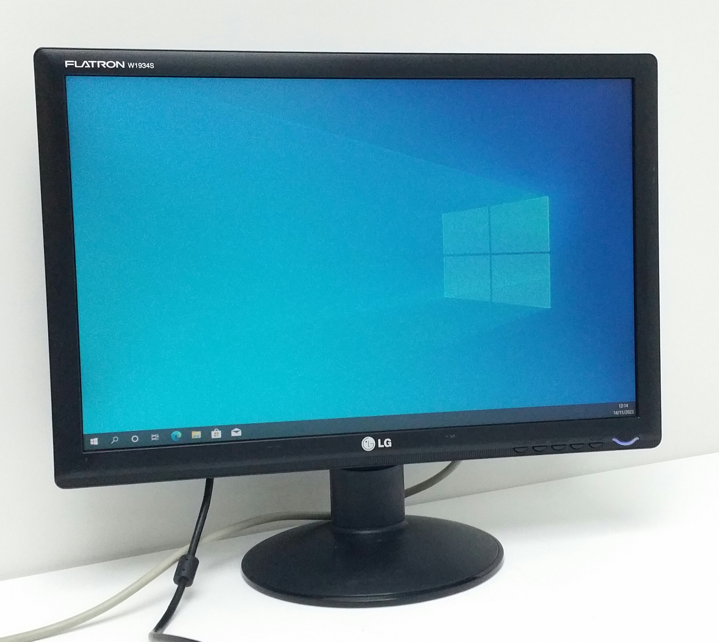 20230906_202501-1 LG W1934ST Flatron W1934S-BN 19" VGA Monitor Screen - Image 1