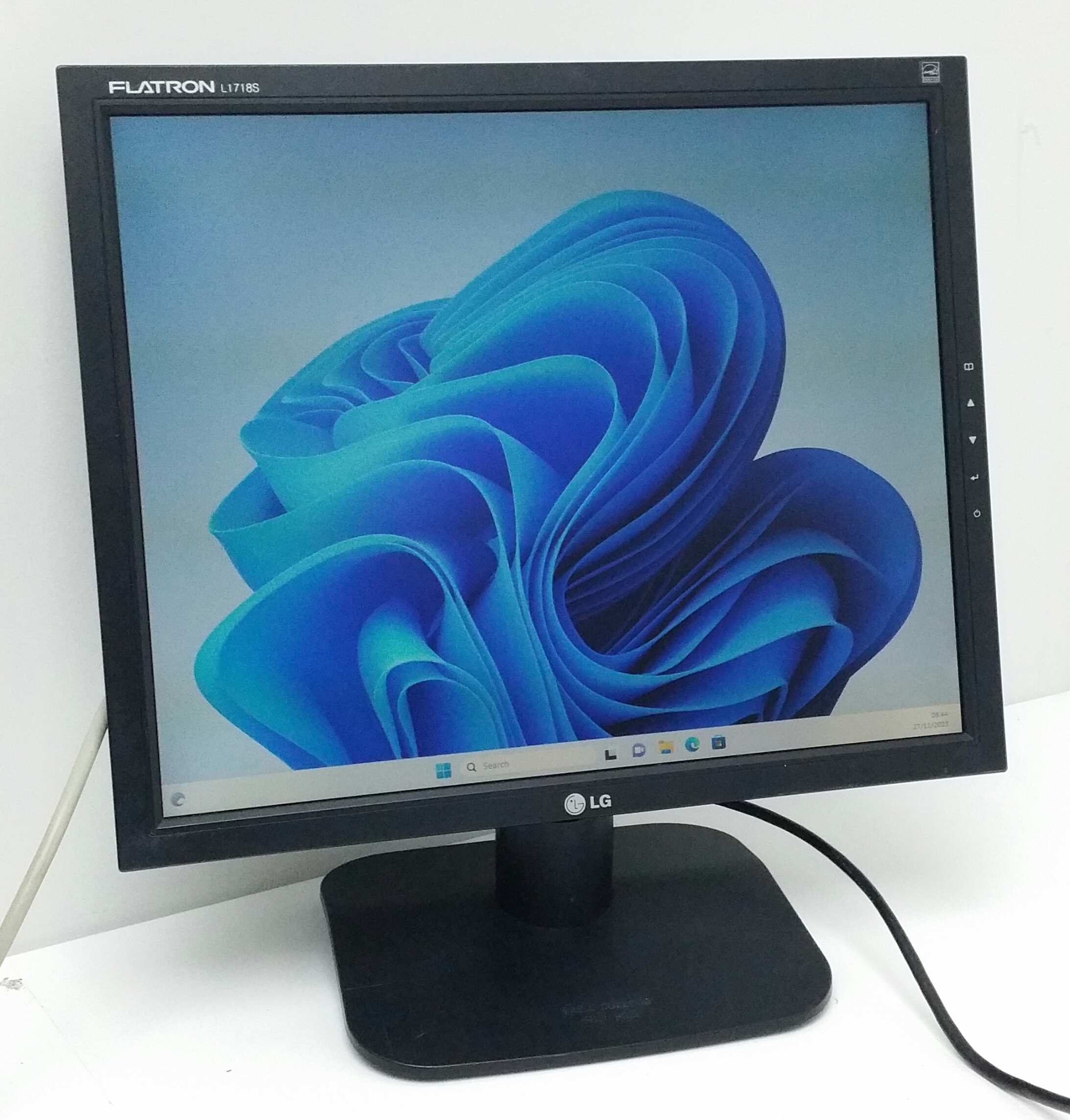 20230919_175504-1 LG Flatron L1718S-BN L1758S 17.5" VGA Monitor - Image 1