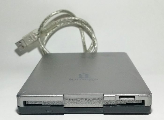 Iomega BXXU0130 USB Floppy Drive - Image 2