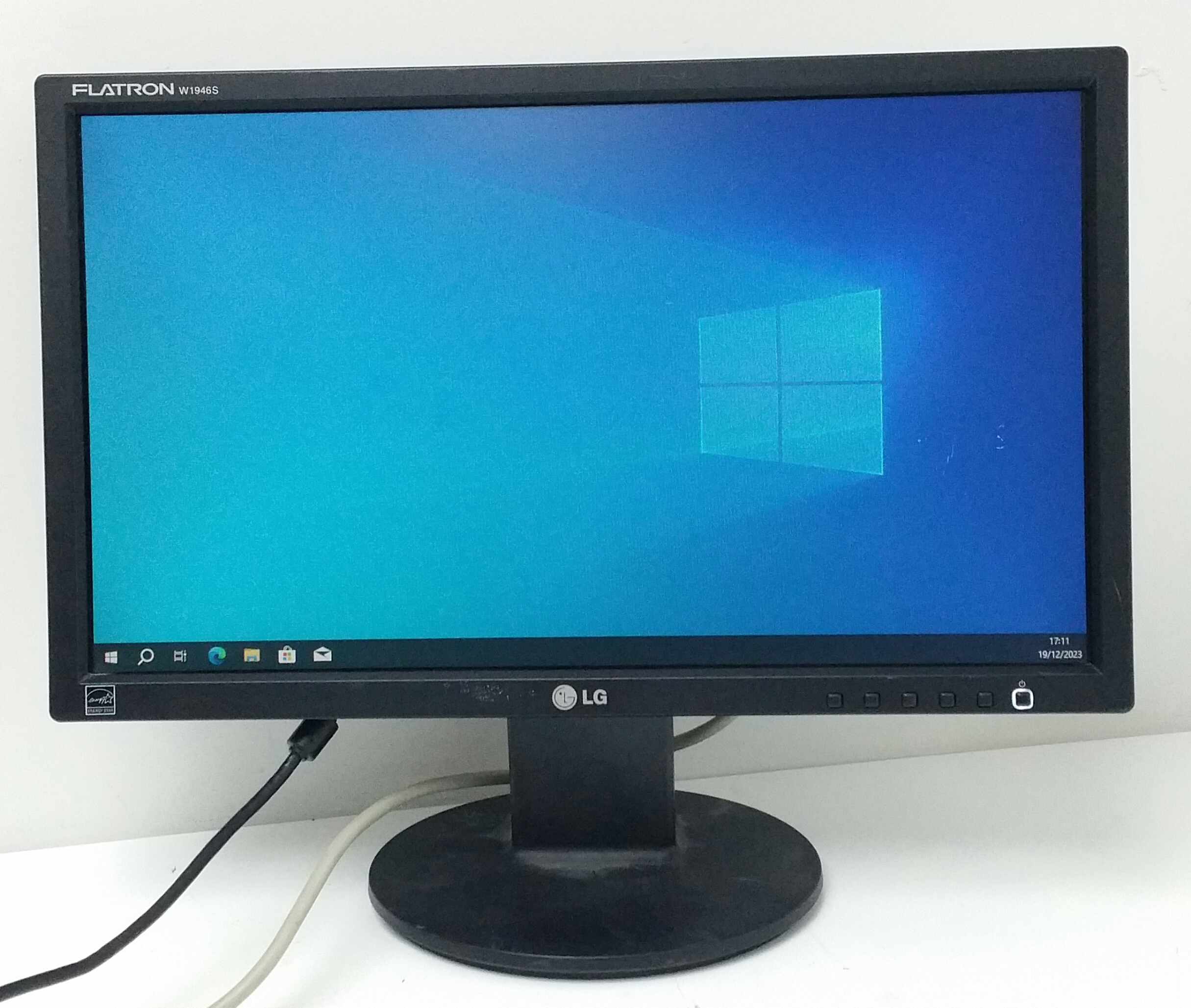20231012_012113-1 LG Flatron W1946S-BF W1946SW 19" VGA Monitor - Image 1