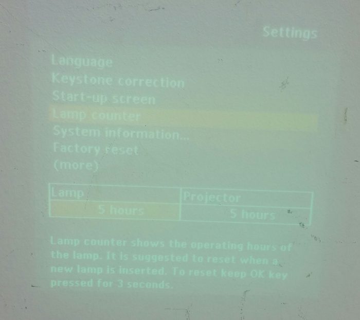Philips LC4433 VGA Projector 5 Lamp Hours Used + Bag + Remote - Image 2