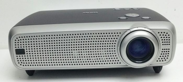 Philips LC4433 VGA Projector 5 Lamp Hours Used + Bag + Remote - Image 9