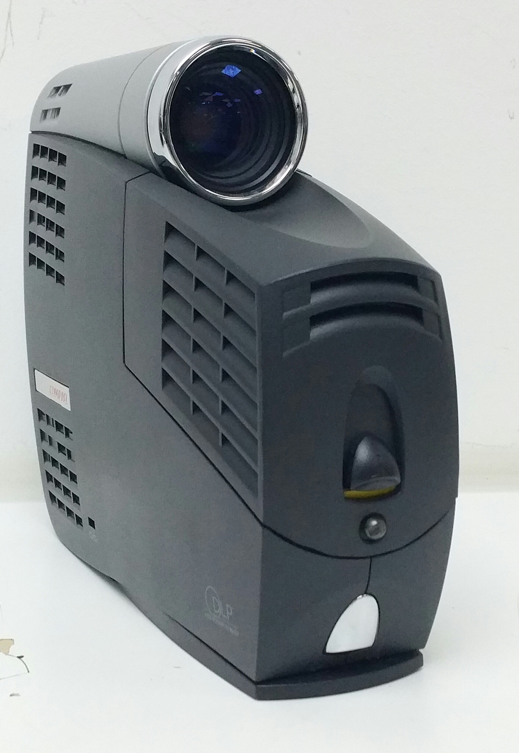 20231031_205830-1 Compaq IPAQ MP2810 DVI VGA Microportable Projector + Remote & Bag - Image 1