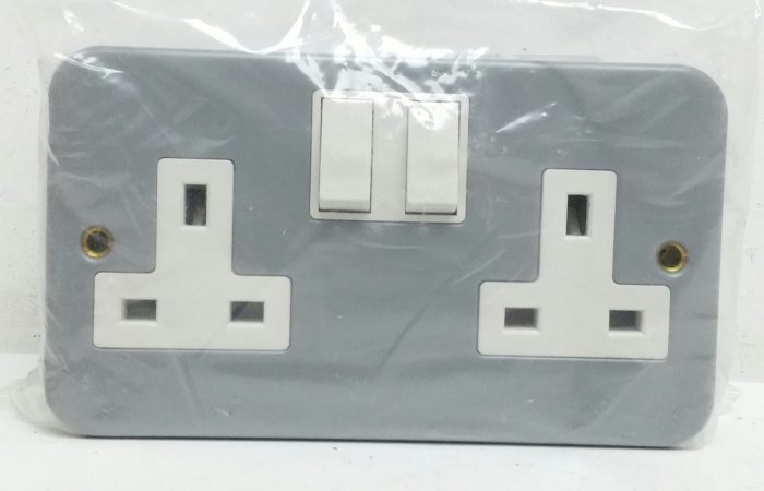 Wireplast WMC213SS Metal Clad 2 Gang 13A Switched Socket - Image 2