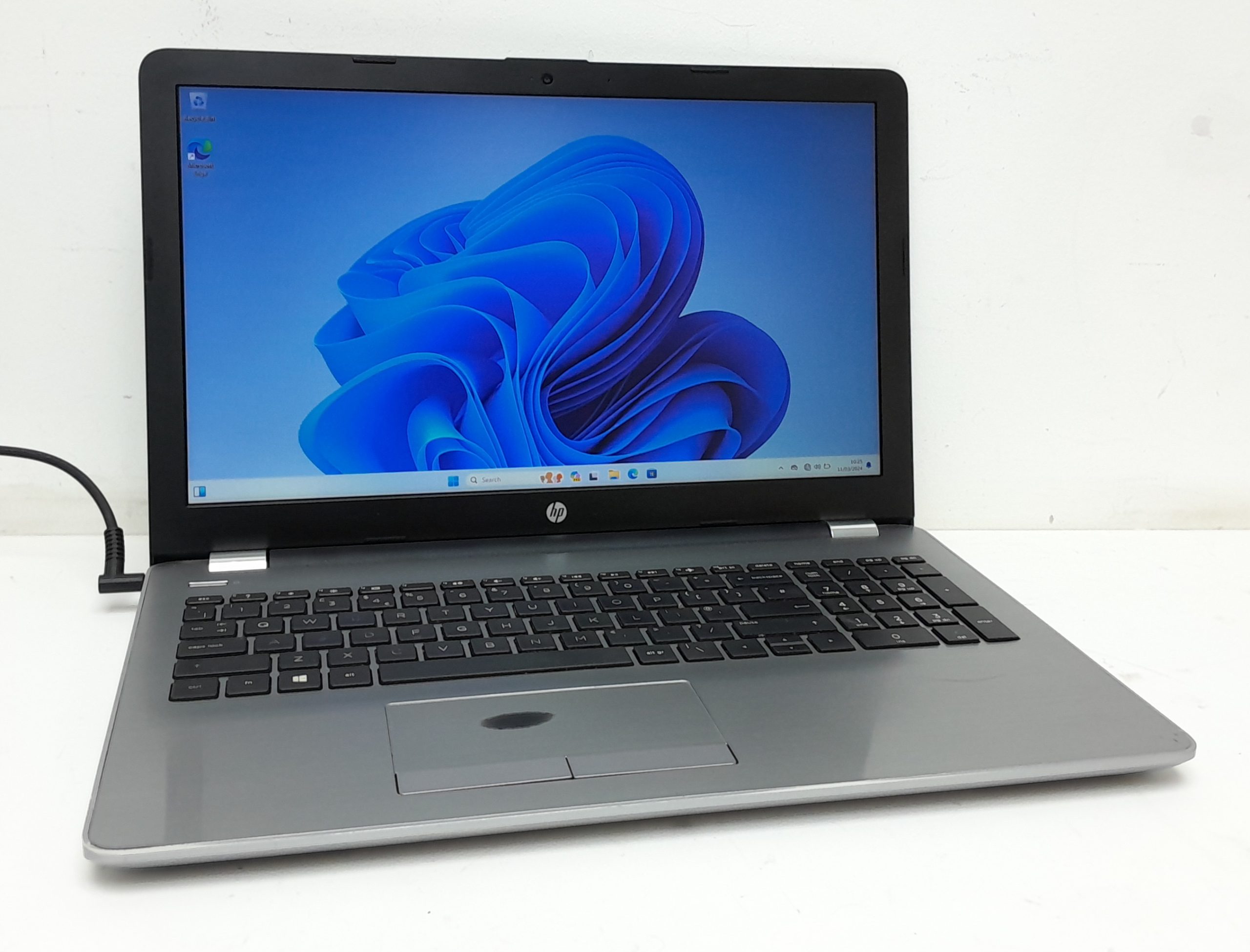 20240311_102531 HP 250 G6 - i5-7200U 2.5GHz - 8GB RAM - 15.6" - 256GB SSD - Windows 11 Pro - Image 1