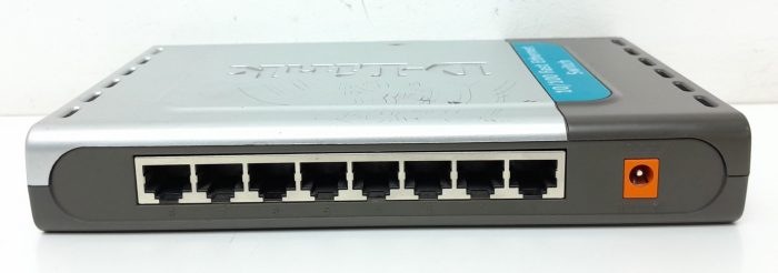 D-Link DES-1008D 8-Port 10/100 Fast Ethernet Switch - Image 5