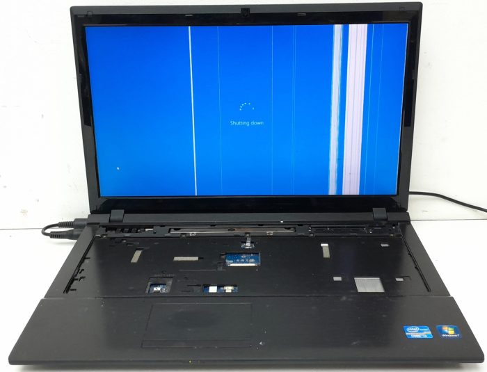 RM Education RM320 W255EU - i3-2350M 2.3GHz - 4GB RAM - 15.6" - 250GB HDD - Windows 10 Home - Image 2
