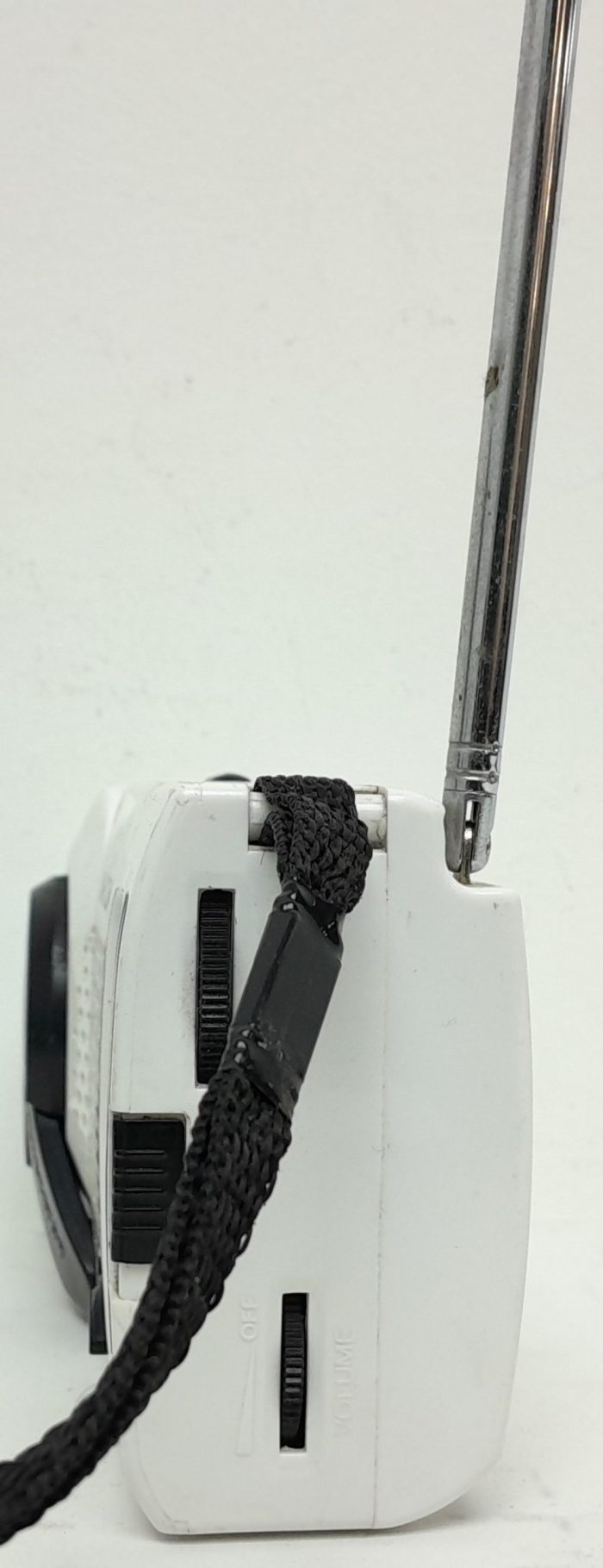 Uni-Com 56782 AM/FM Radio Receiver with Dynamo & Flashlight - Image 6