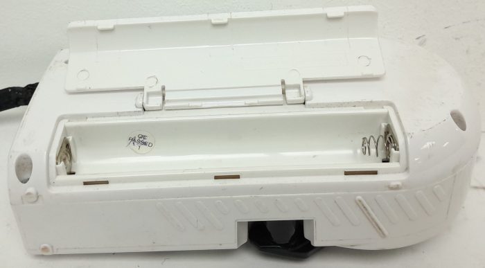 Uni-Com 56782 AM/FM Radio Receiver with Dynamo & Flashlight - Image 4