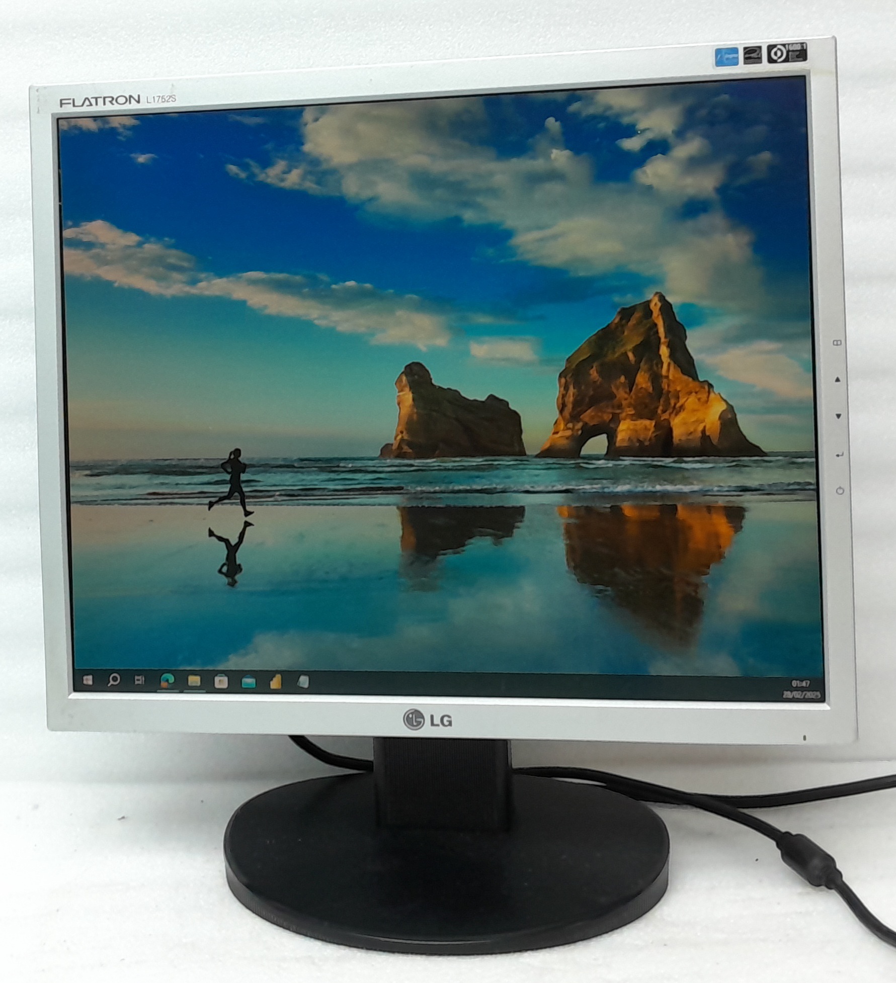 Lg__Flatron_L1752s_l1752sq_1.jpg Lg__Flatron_L1752s_(l1752sq)_1