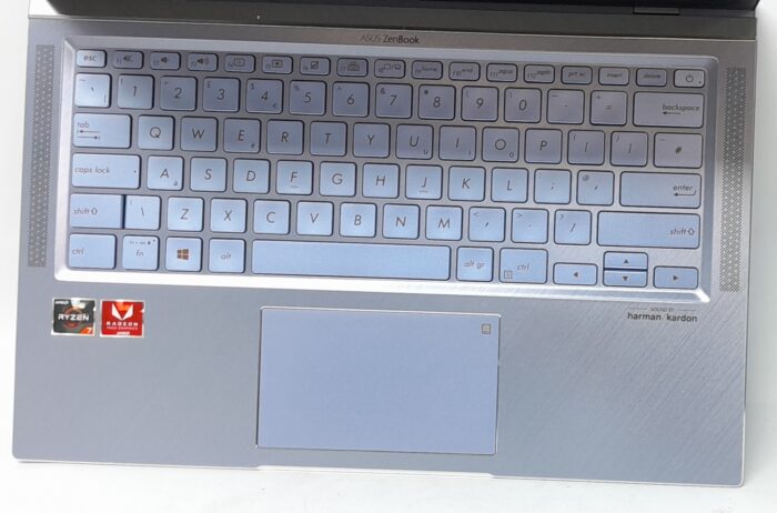 Asustek_Computer_Inc._Zenbook_Ux431D_2