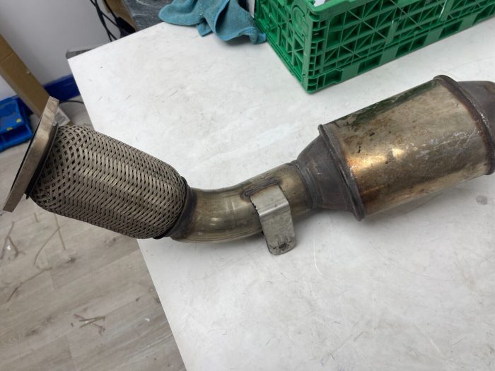 catalytic converter 2013  Porsche Cayenne 958 958.113.025.00  958.113.025.AX 958 - Image 2